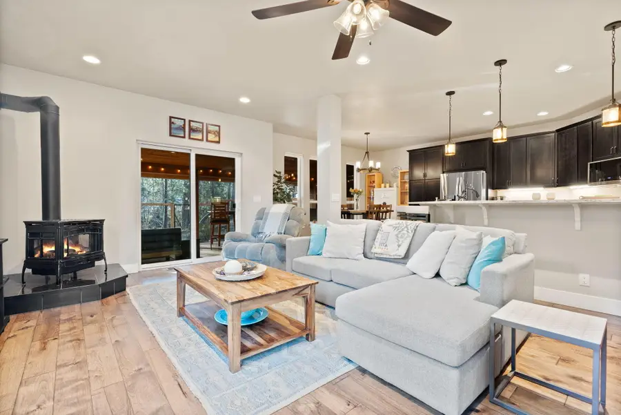 410 S Timber Creek, Sisters, OR 97759 - Image #2