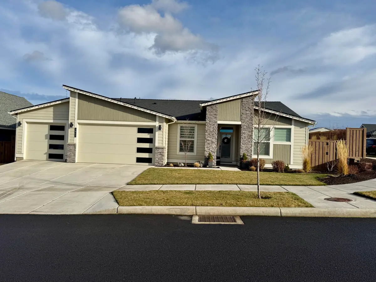 3842 NE Oakside, Bend, OR 97701 - Image #1