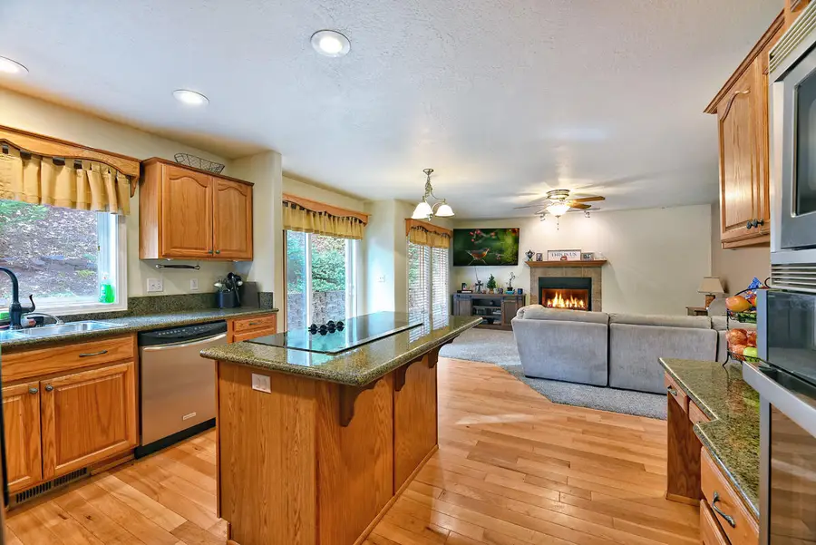 301 Leeannas, Shady Cove, OR 97539 - Image #3