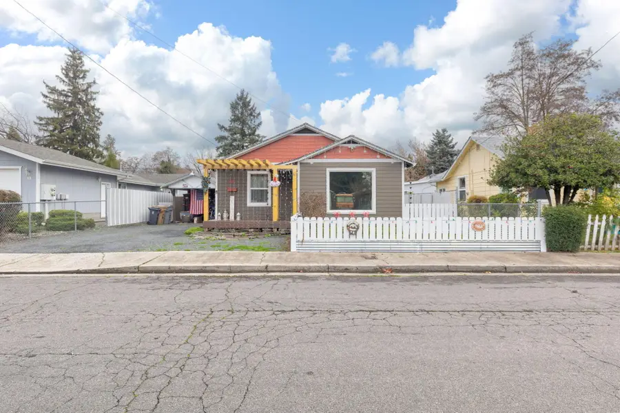 418 SE L, Grants Pass, OR 97526 - Image #2