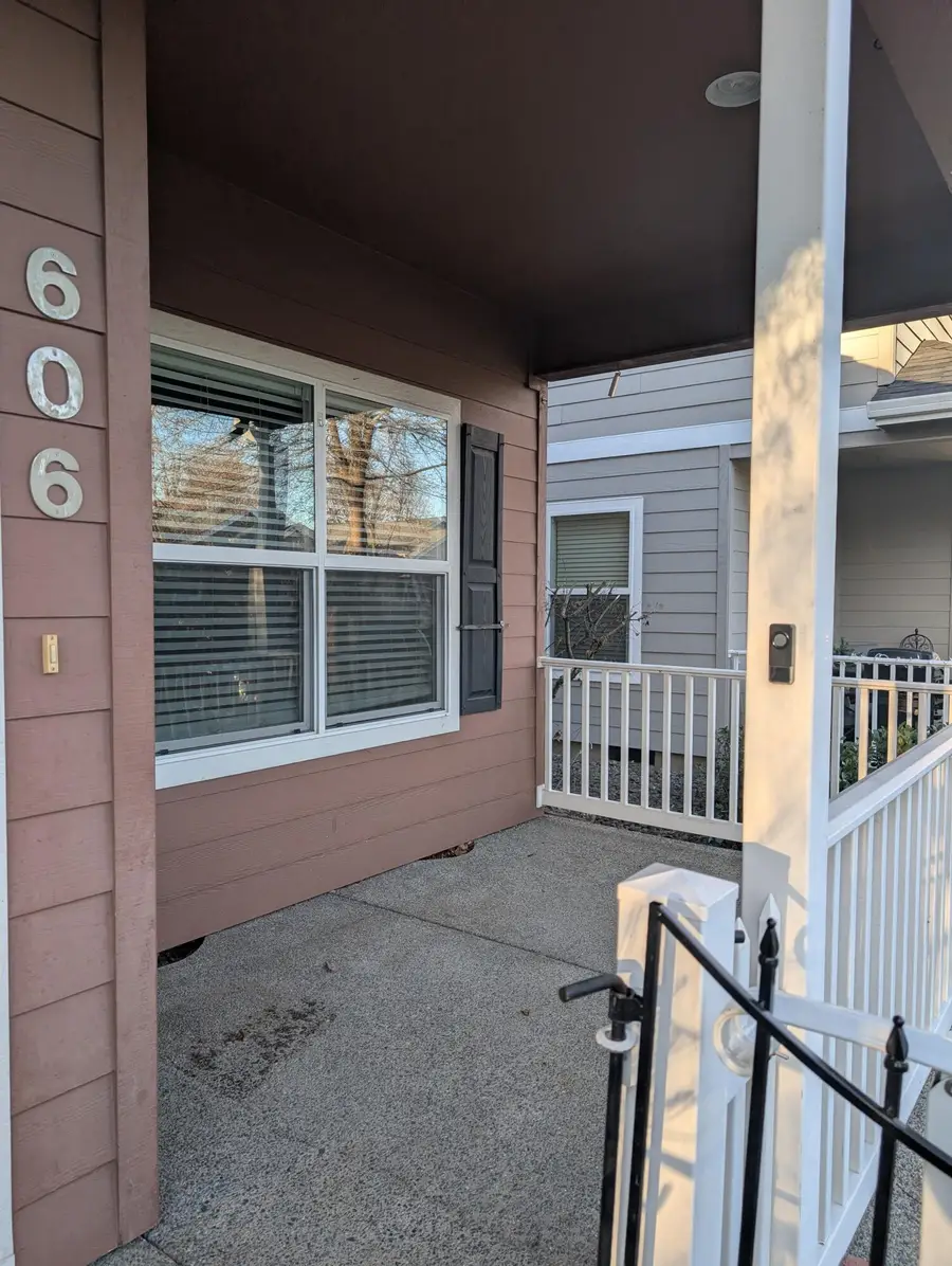 606 Blue Moon, Central Point, OR 97502 - Image #2