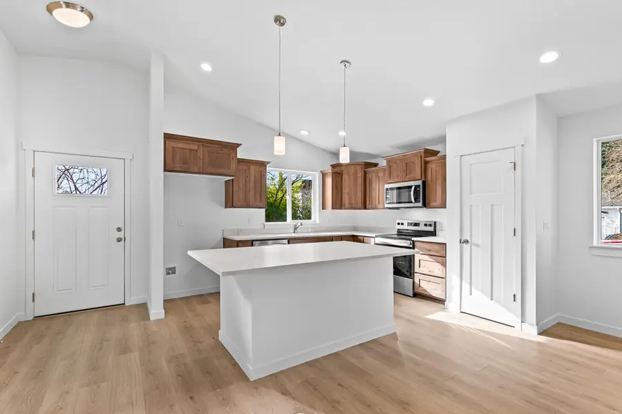 891 N 6th, Gold Hill, OR 97525 - Image #2