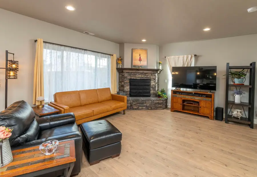 20594 SE Slate, Bend, OR 97702 - Image #2