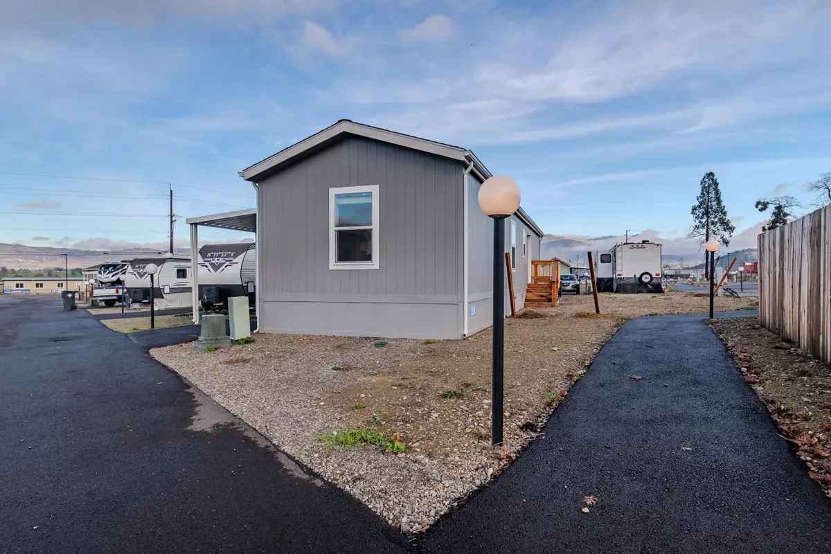 4074 S Pacific Hwy, Medford, OR 97501 - Image #1