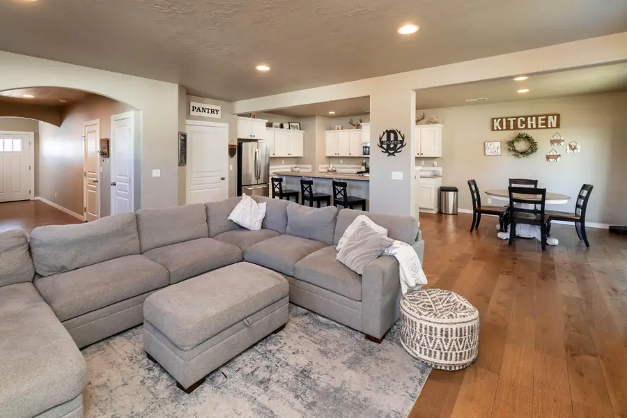 61813 Azalia, Bend, OR 97702 - Image #2