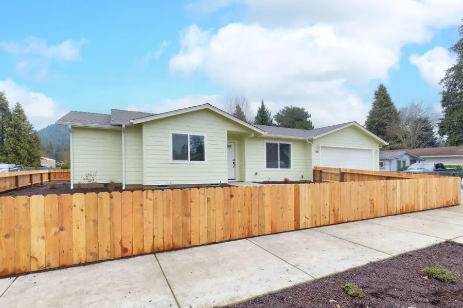 1637 Carnahan, Grants Pass, OR 97527 - Image #2