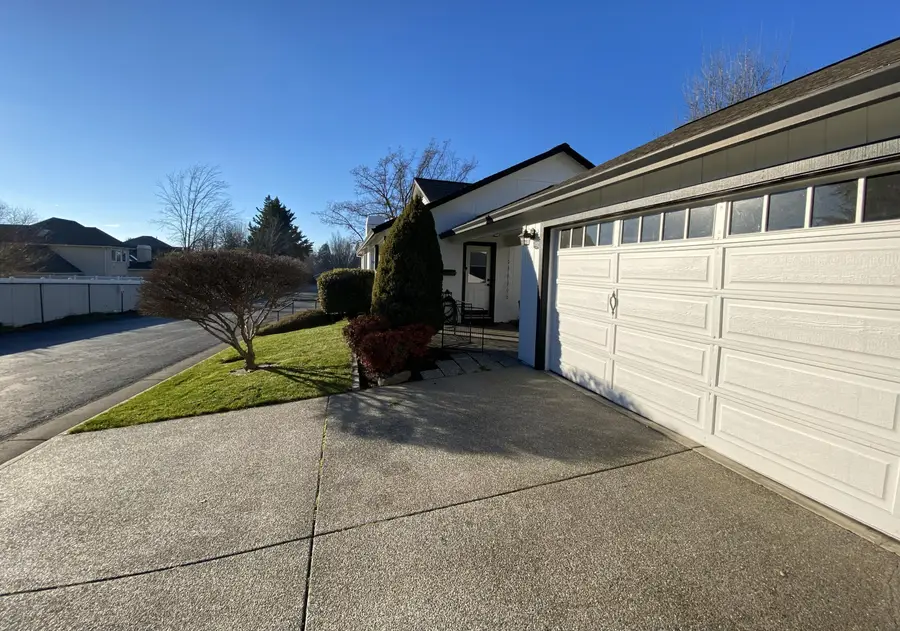 3555 South Village, Medford, OR 97504 - Image #2