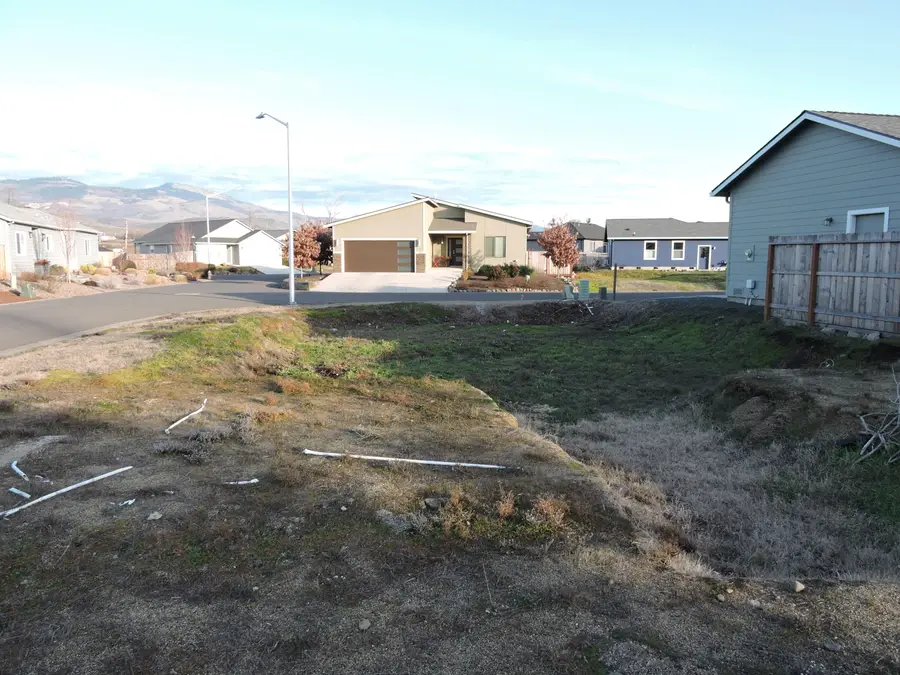 301 Oak Valley Drive, Talent, OR 97540 - #3