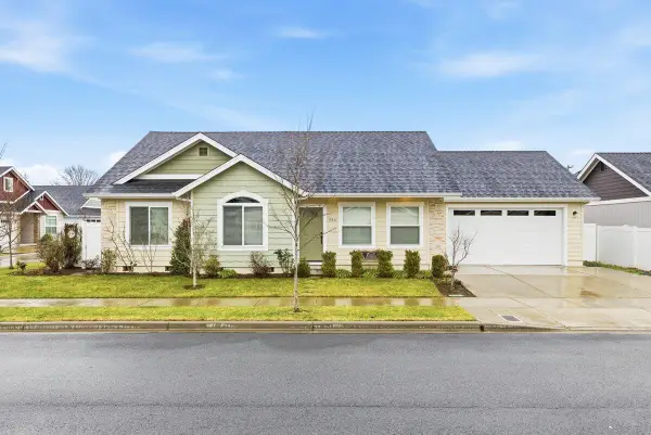 954 SW Blackberry Lane, Grants Pass, OR 97527