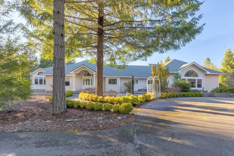 353 Hixson Drive, Grants Pass, OR 97526 - Image #2