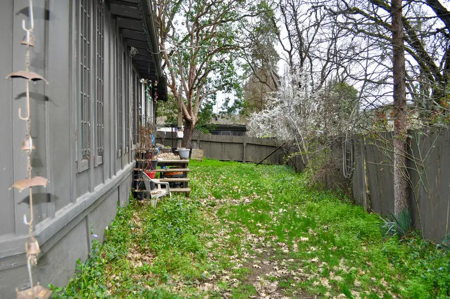 10585 Blackwell Road, Central Point, OR 97502 - Image #2