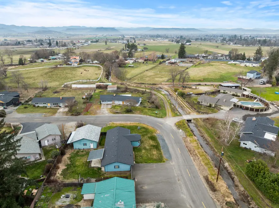 3371 Freeland Road, Central Point, OR 97502 - Image #3