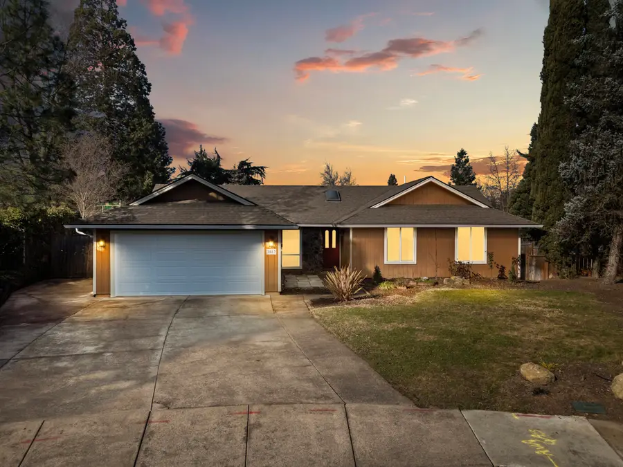 2583 Huntington Lane, Medford, OR 97504 - Image #2