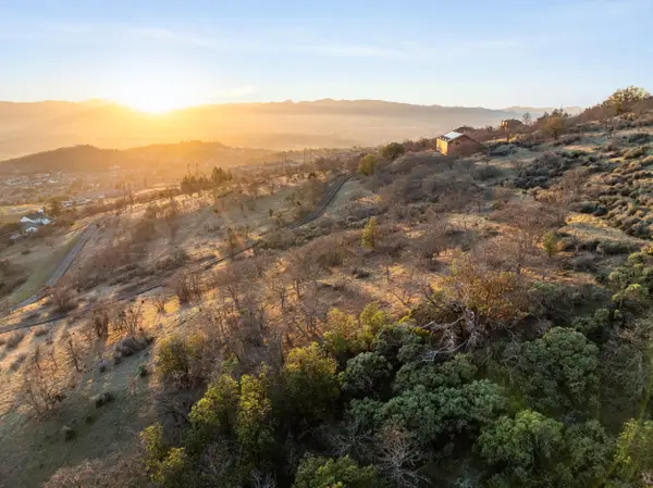 6055 Hillcrest Road, Medford, OR 97501