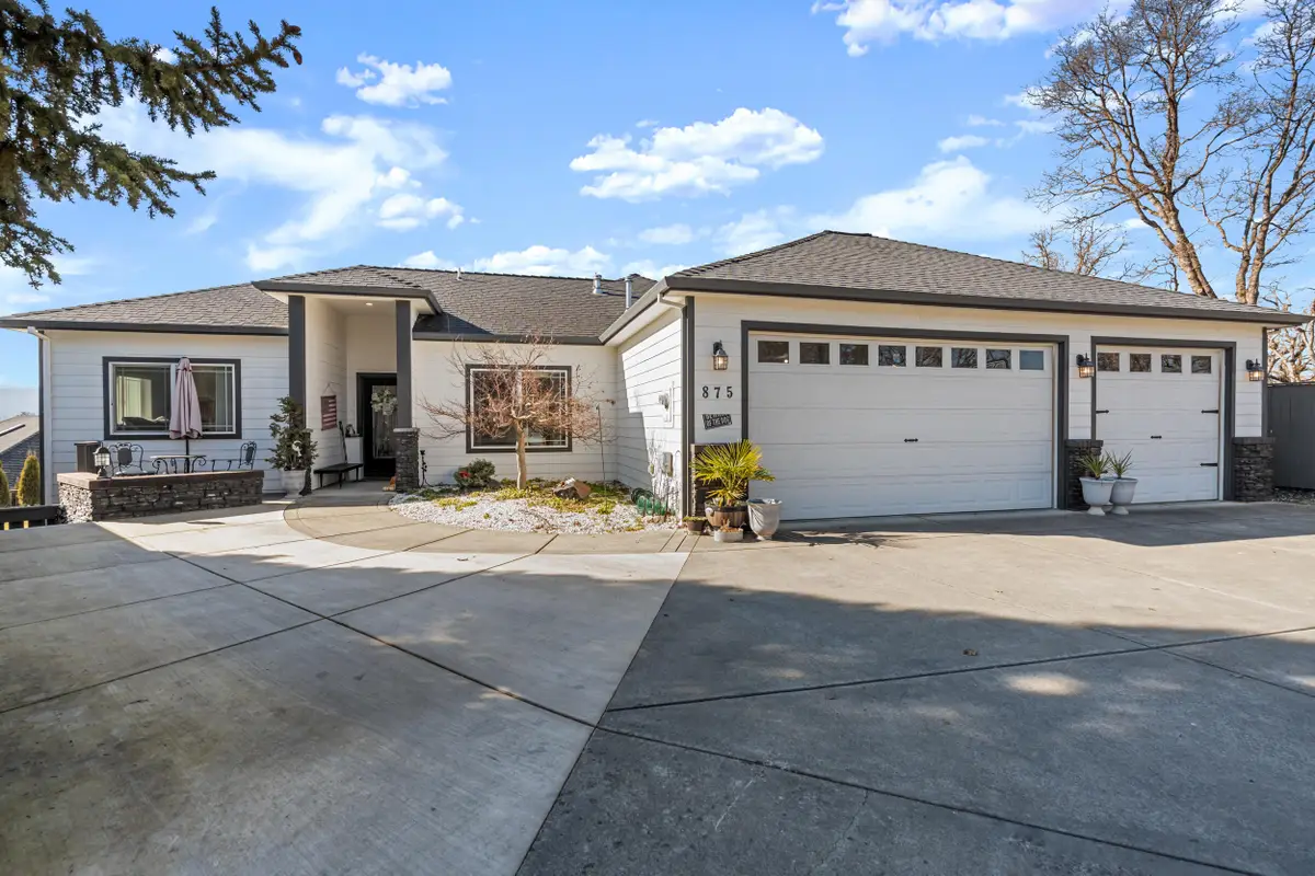 875 N Mountain Avenue, Central Point, OR 97502 - #1