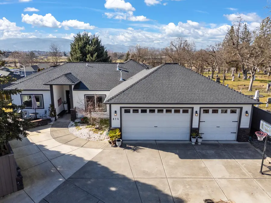 875 N Mountain Avenue, Central Point, OR 97502 - #2