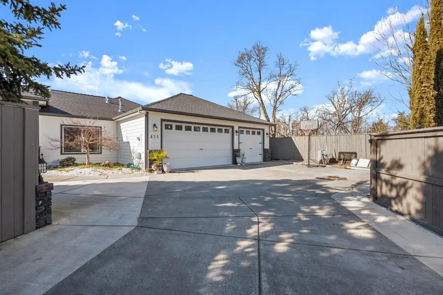 875 N Mountain Avenue, Central Point, OR 97502 - #3