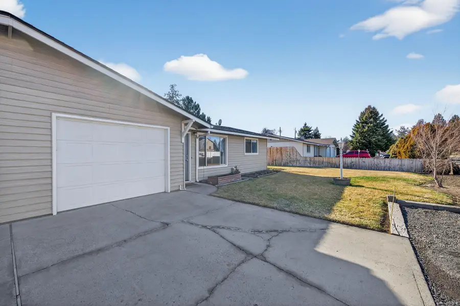 2412 SW Wickiup Avenue, Redmond, OR 97756 - #2