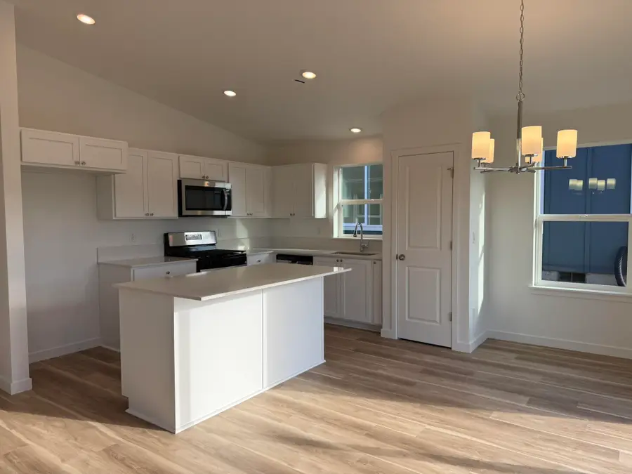 588 NE Mitchell Street, Madras, OR 97741 - #3