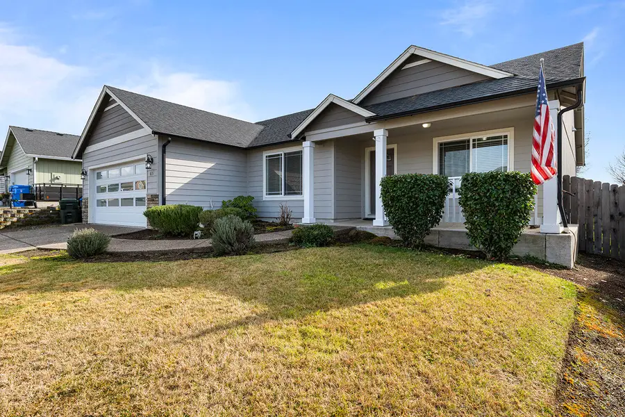 631 Nottingham Terrace, Eagle Point, OR 97524 - #2