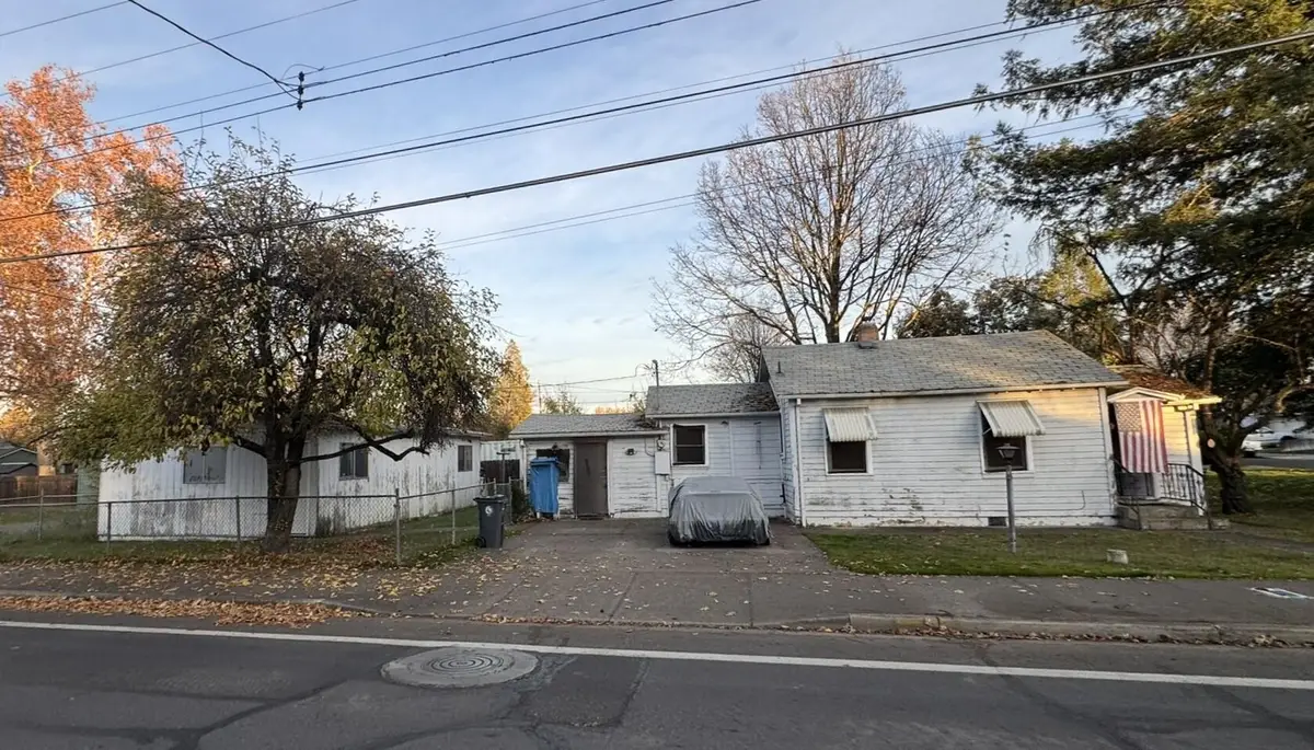 1052 W 12th Street, Medford, OR 97501 - #1