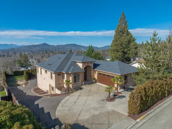 850 NE Tokay Heights, Grants Pass, OR 97526