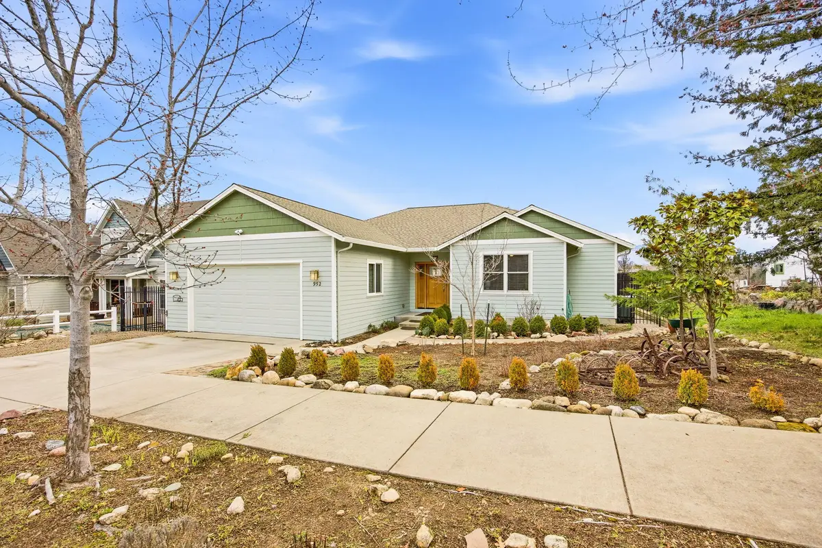 952 Oak Street, Ashland, OR 97520 - #1