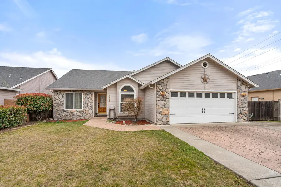 3043 Colonial Avenue, Medford, OR 97504 - #2