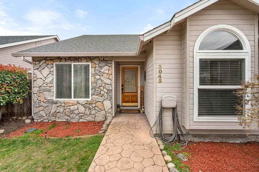 3043 Colonial Avenue, Medford, OR 97504 - #3