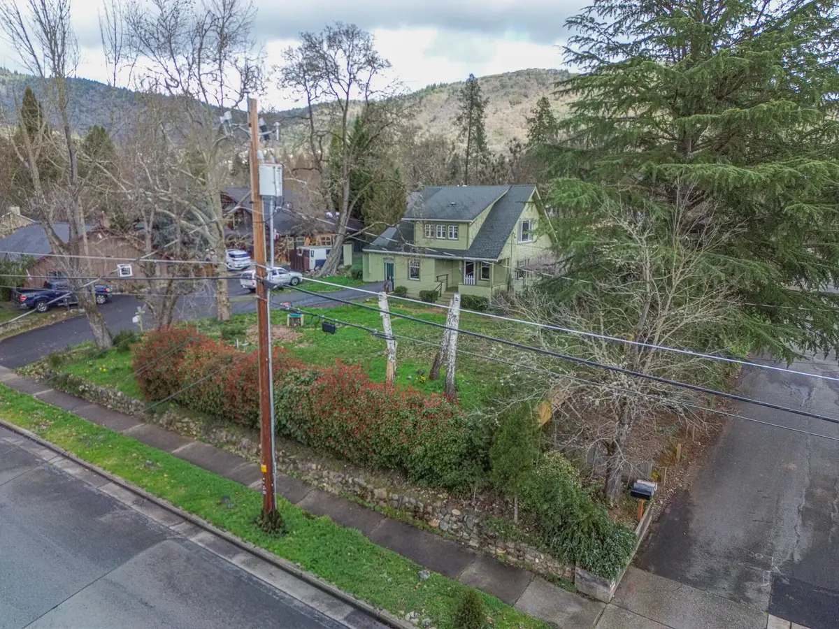 953 NE 9th Street, Grants Pass, OR 97526 - #1