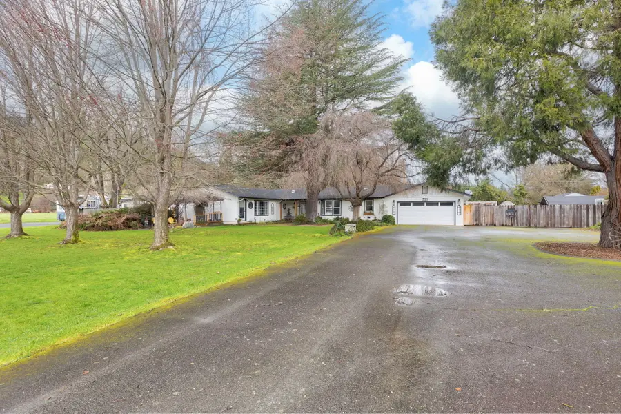 753 W Evans Creek Road, Rogue River, OR 97537 - #2