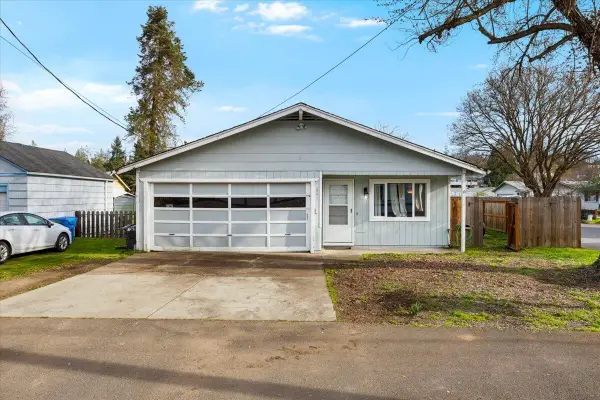 621 S Shasta Avenue, Eagle Point, OR 97524
