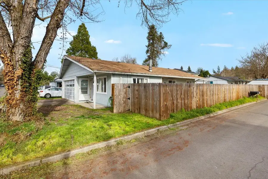 621 S Shasta Avenue, Eagle Point, OR 97524 - #3