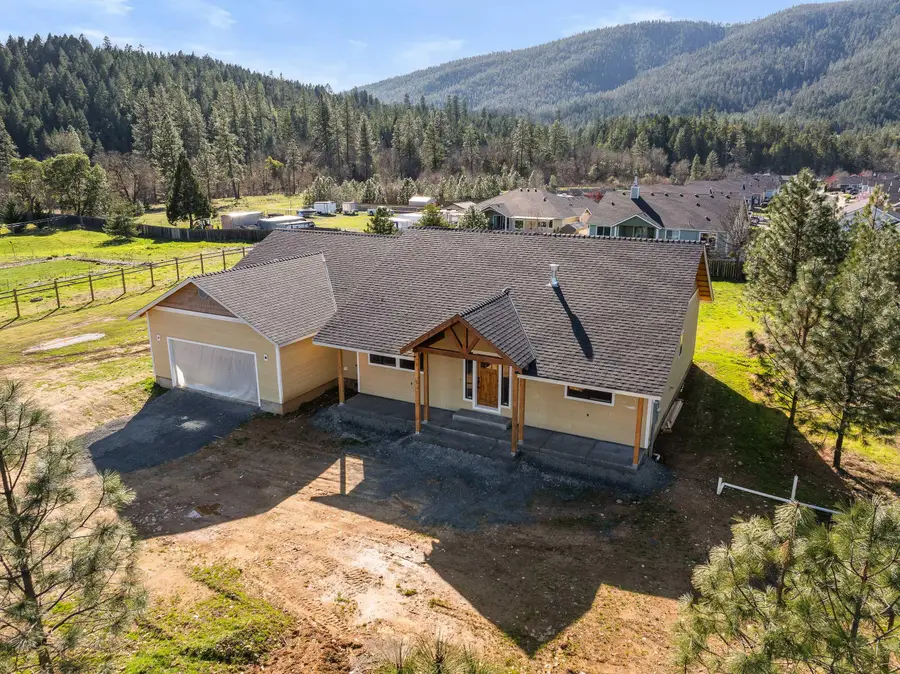 587 E Forks Circle, Cave Junction, OR 97523 - #3