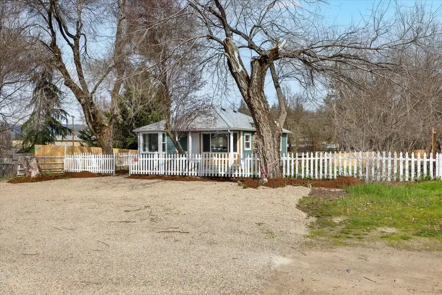 185 Peach Street, Merlin, OR 97532 - #3