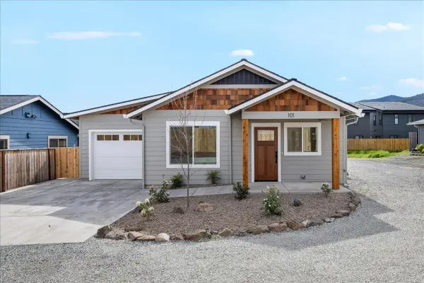 101 Gangnes Drive, Talent, OR 97540