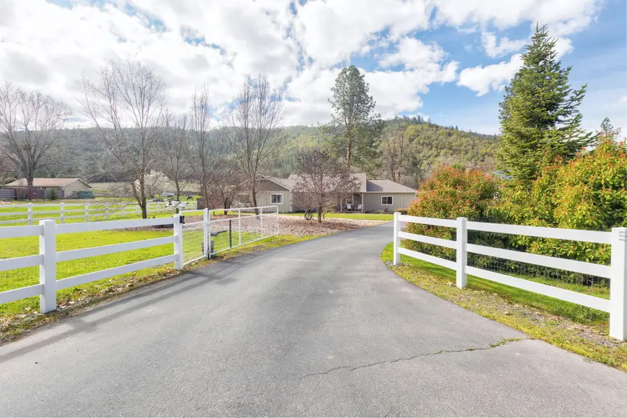 9547 Old Stage Road, Central Point, OR 97502 - #2