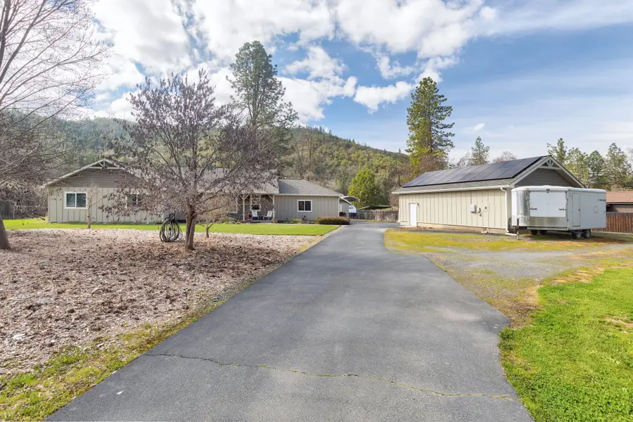 9547 Old Stage Road, Central Point, OR 97502 - #3