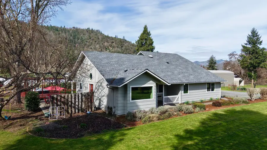 9401 Old Stage, Central Point, OR 97502 - #3