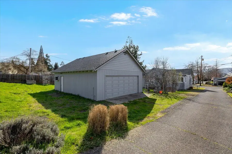 832 Wabash Avenue, Medford, OR 97504 - #3