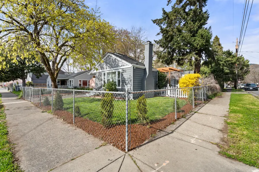 244 NE B Street, Grants Pass, OR 97526 - #2