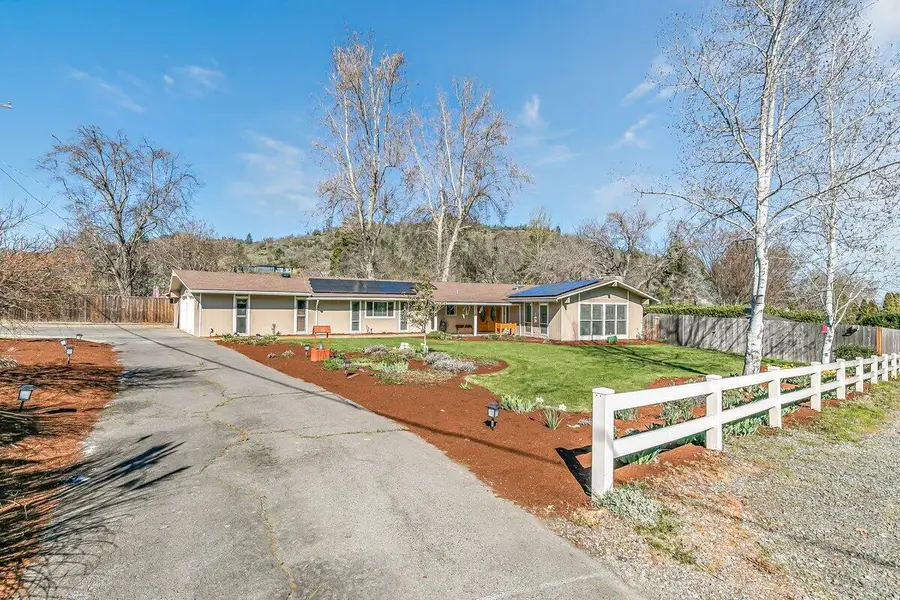 2860 W Griffin Creek Road, Medford, OR 97501 - #2