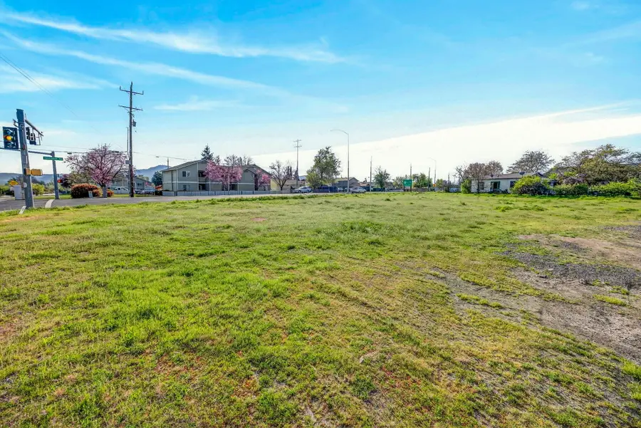 2129 Table Rock Road, Medford, OR 97501 - #2