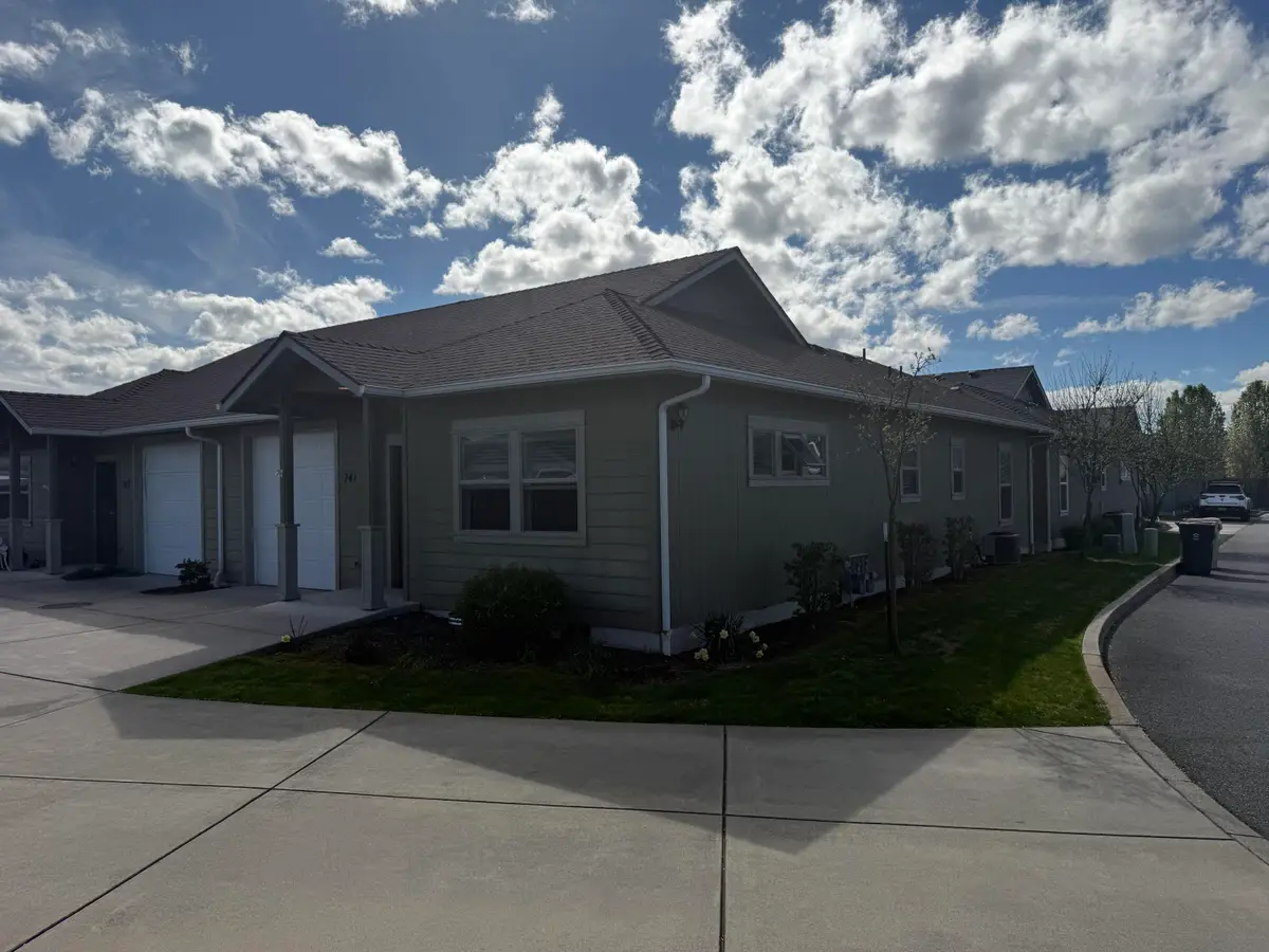 741 SW Kinsington Court, Grants Pass, OR 97526 - #1