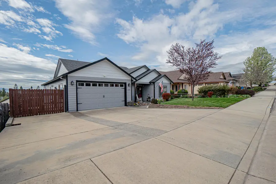 1050 Azure Way, Eagle Point, OR 97524 - #3