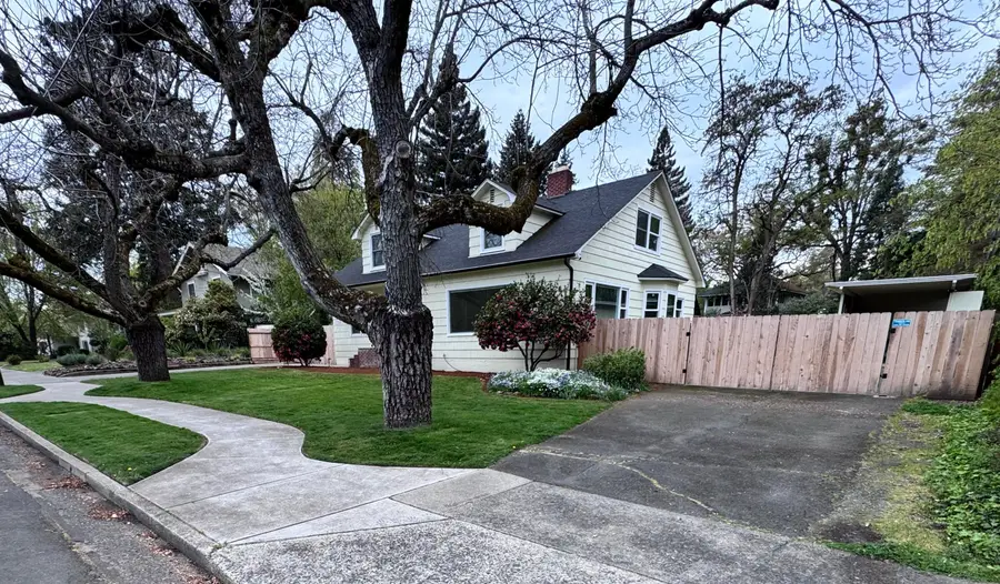 736 NW 3rd Street, Grants Pass, OR 97526 - #3