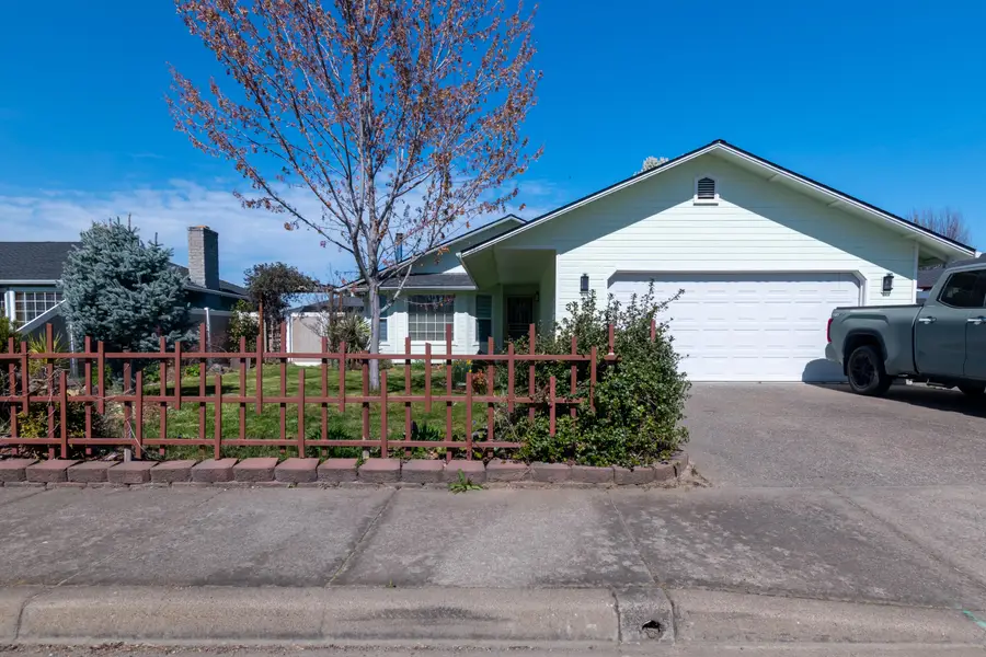 3285 Blackthorn Way, Medford, OR 97504 - #2