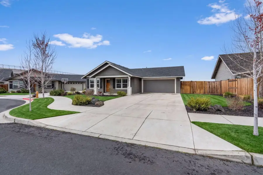 1685 NE 3rd Court, Redmond, OR 97756 - #2