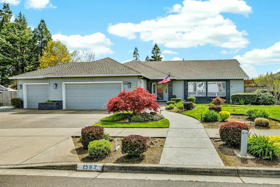 1562 Ridge Way, Medford, OR 97504 - #3