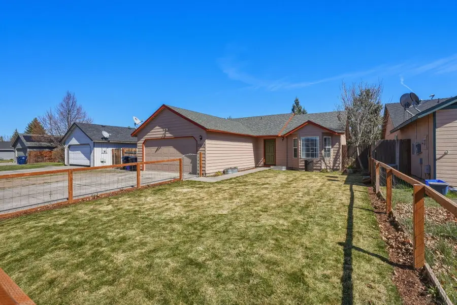 2004 SW 29th Street, Redmond, OR 97756 - #2